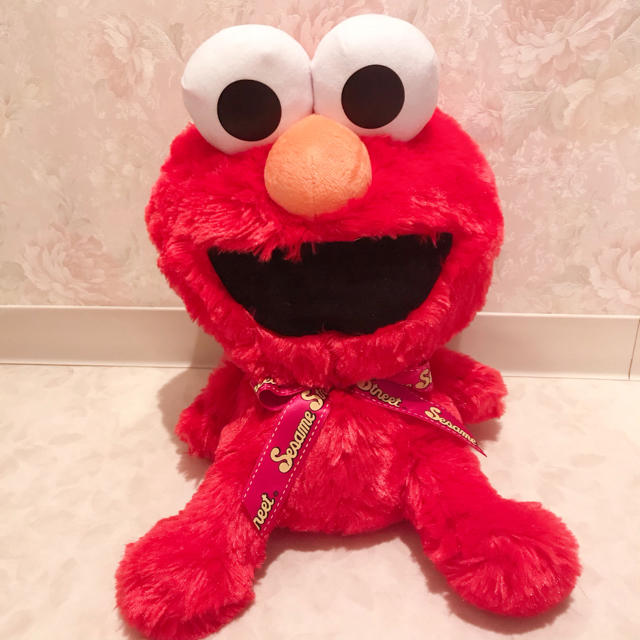 SESAME STREET(セサミストリート)のエルモのぬいぐるみ ミディアムサイズ レッド エンタメ/ホビーのおもちゃ/ぬいぐるみ(ぬいぐるみ)の商品写真