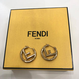 フェンディ ロゴ ピアスの通販 23点 | FENDIのレディースを買うならラクマ