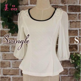 スウィングル(Swingle)の美品★Swingleオフホワイトお花ハーフ袖フレアートップスS(カットソー(長袖/七分))