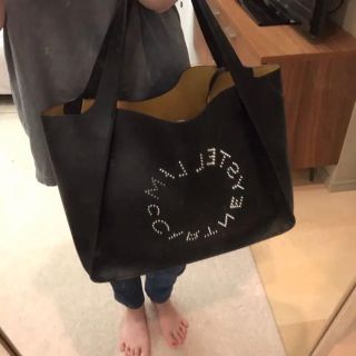 ステラマッカートニー(Stella McCartney)の可愛い♡ステラマッカートニー  スタッズロゴトート 黒(トートバッグ)