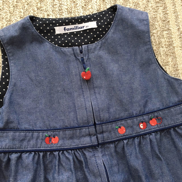 familiar(ファミリア)の【現行品】ファミリア🍎リンゴモチーフワンピース キッズ/ベビー/マタニティのベビー服(~85cm)(ワンピース)の商品写真