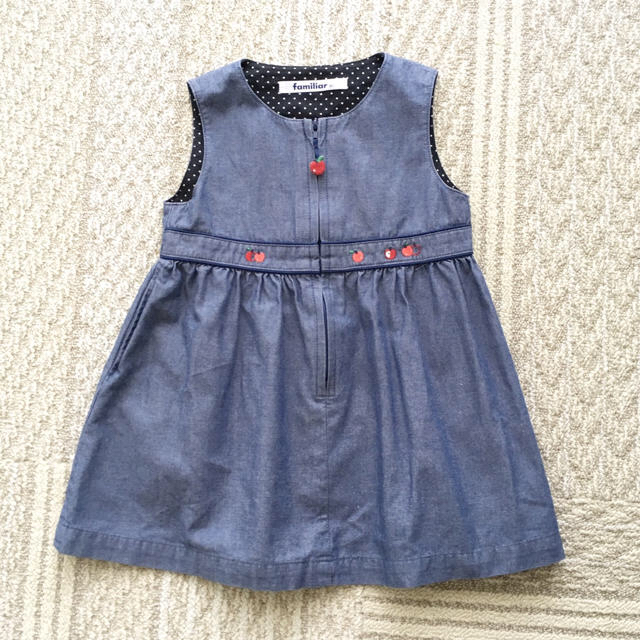 familiar(ファミリア)の【現行品】ファミリア🍎リンゴモチーフワンピース キッズ/ベビー/マタニティのベビー服(~85cm)(ワンピース)の商品写真