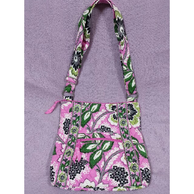 Vera Bradley(ヴェラブラッドリー)の保管品★鮮やかなピンクの花柄ショルダーバック★ヴェラブラッドリー レディースのバッグ(ショルダーバッグ)の商品写真