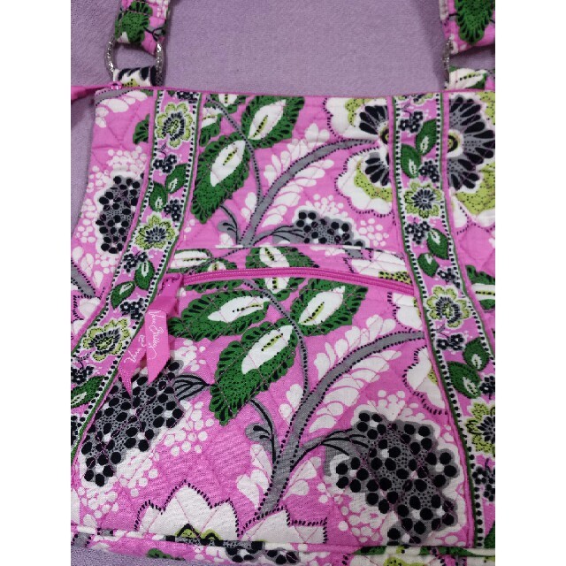 Vera Bradley(ヴェラブラッドリー)の保管品★鮮やかなピンクの花柄ショルダーバック★ヴェラブラッドリー レディースのバッグ(ショルダーバッグ)の商品写真