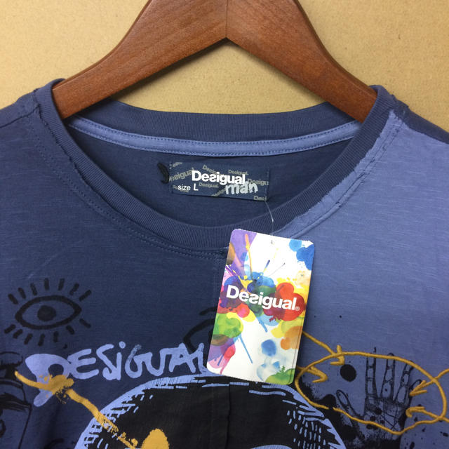 DESIGUAL(デシグアル)の【新品】DESIGUAL アシンメトリー スマイルTシャツ Lサイズ メンズのトップス(Tシャツ/カットソー(半袖/袖なし))の商品写真