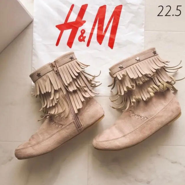 H&M(エイチアンドエム)の美品 22.5 H&M エイチアンドエム フリンジ 星 スタッズ スエードブーツ レディースの靴/シューズ(ブーツ)の商品写真