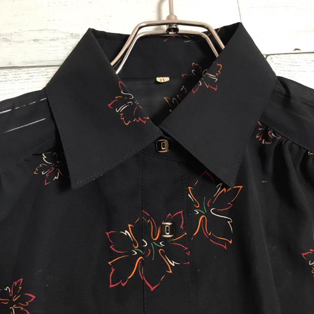 Grimoire(グリモワール)のused ブラックシャツ パターン柄 カラフルなお花柄 アンティーク レトロ レディースのトップス(シャツ/ブラウス(長袖/七分))の商品写真