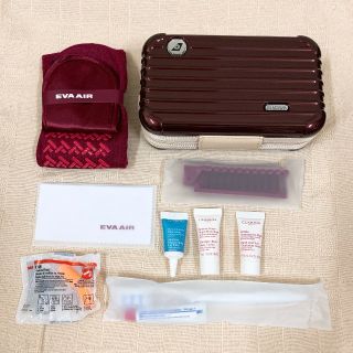 リモワ(RIMOWA)の☆非売品☆EVA航空ファーストクラス限定リモワポーチ レッド アメニティあり(旅行用品)