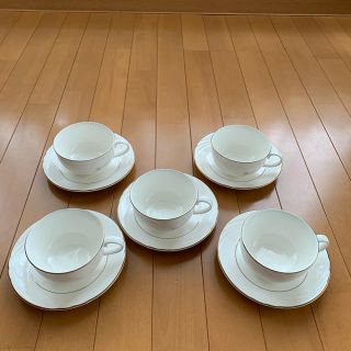 カップとソーサーの5組セット(食器)