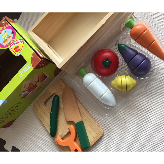 ウッディプッティ はじめてのおままごと サラダセット 木箱入り 木製おもちゃ キッズ/ベビー/マタニティのおもちゃ(知育玩具)の商品写真