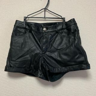 エイチアンドエム(H&M)のレザー ショートパンツ(ショートパンツ)