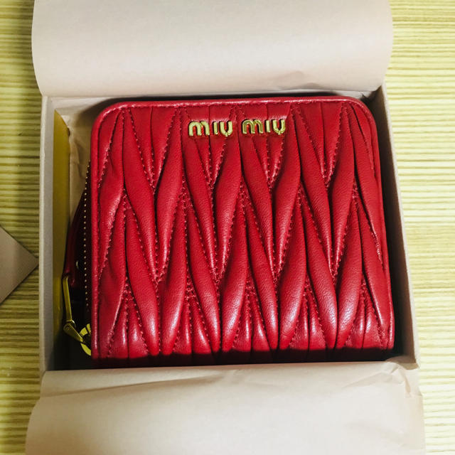 レディースMiumiu二つ折り財布  赤 美品