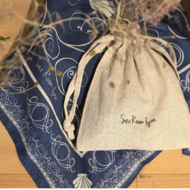 SeaRoomlynn(シールームリン)のsearoomlynnノベルティ 巾着 スカーフ 未開封 エンタメ/ホビーのコレクション(ノベルティグッズ)の商品写真