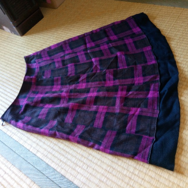 同梱なら100円　黒と紫の膝丈スカート レディースのスカート(ひざ丈スカート)の商品写真