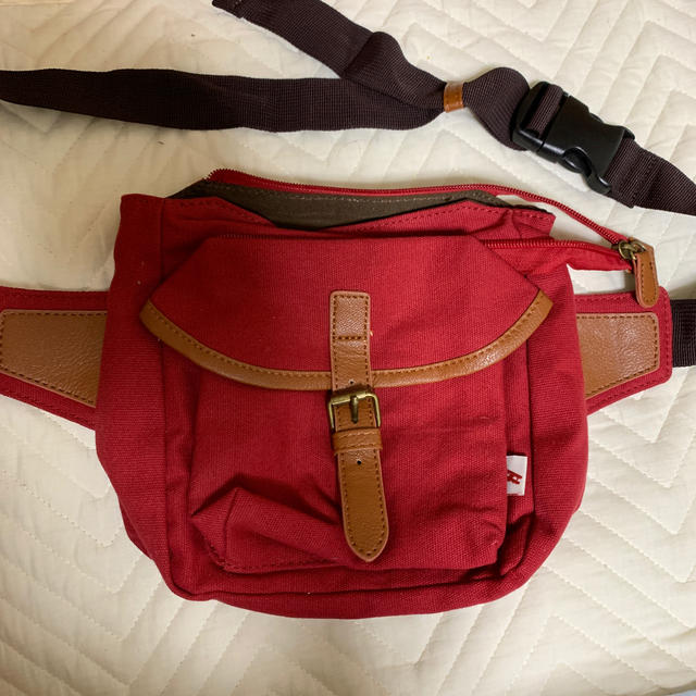 ボディバッグ ワンショルダー 赤 レッド レディースのバッグ(ボディバッグ/ウエストポーチ)の商品写真