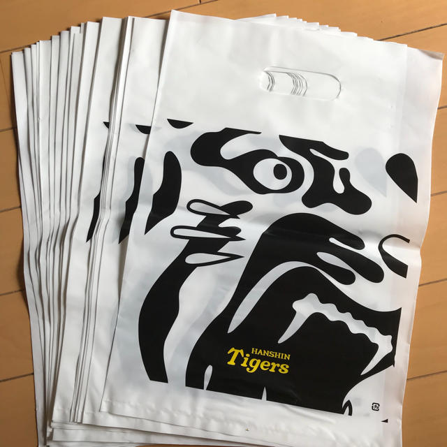 阪神タイガース(ハンシンタイガース)の未使用！阪神タイガース ショップ袋 25枚 白 ホワイト スポーツ/アウトドアの野球(応援グッズ)の商品写真