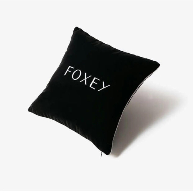 FOXEY(フォクシー)の新品⭐︎FOXEY ノベルティ クッション　& マグカップ レディースのファッション小物(その他)の商品写真