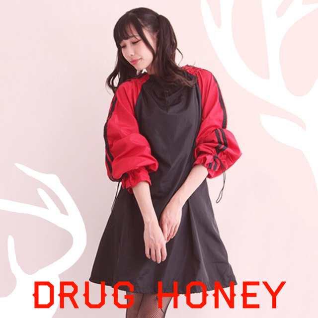 FUNKY FRUIT(ファンキーフルーツ)の13日迄【DrugHoney】ナイロン地袖ライン入りドローコードパーカー★赤 レディースのトップス(パーカー)の商品写真