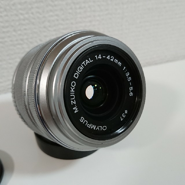 OLYMPUS(オリンパス)のオリンパス 標準ズームレンズ14-42mm F3.5-5.6 Ⅱ R シルバー スマホ/家電/カメラのカメラ(レンズ(ズーム))の商品写真