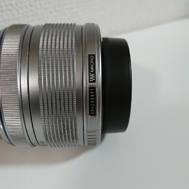 OLYMPUS(オリンパス)のオリンパス 標準ズームレンズ14-42mm F3.5-5.6 Ⅱ R シルバー スマホ/家電/カメラのカメラ(レンズ(ズーム))の商品写真