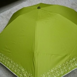 シビラ(Sybilla)の新品未使用　シビラ　雨天兼用パラソル　遮熱効果　遮光UV　ライトグリーン柄コンパ(傘)