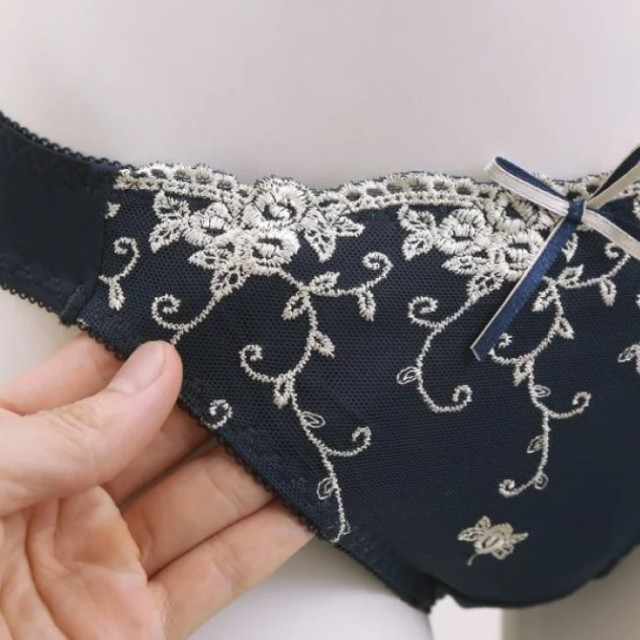 新品！EFありヴィクトリア刺繍ブラジャーショーツセット レディースの下着/アンダーウェア(ブラ&ショーツセット)の商品写真