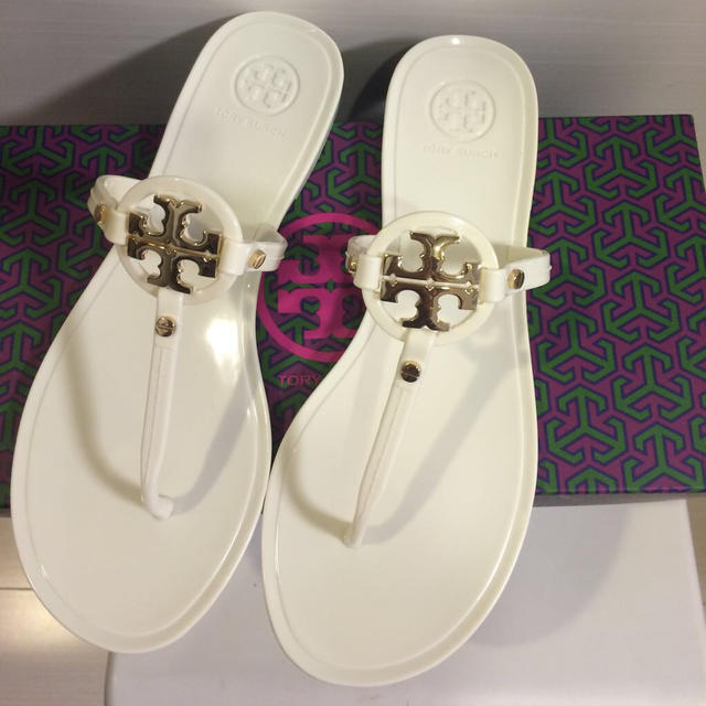 Tory Burch(トリーバーチ)のトリーバーチ トング ラバーサンダル 白 レディースの靴/シューズ(サンダル)の商品写真