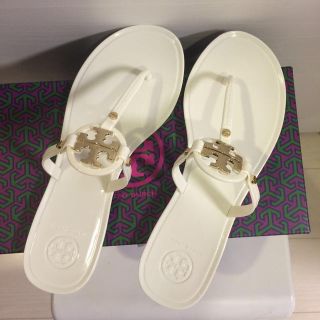 トリーバーチ(Tory Burch)のトリーバーチ トング ラバーサンダル 白(サンダル)