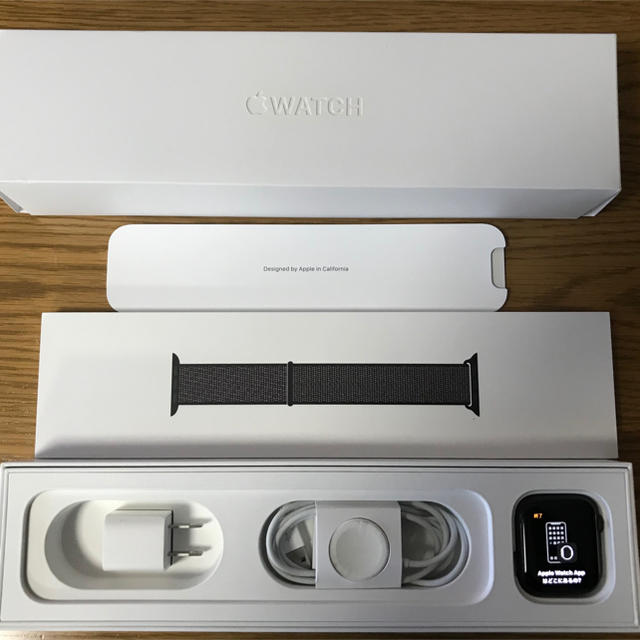 ほぼ新品　AppleWatch series4 44mm ブラック　スポーツのサムネイル