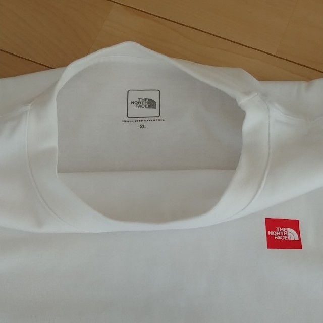 THE NORTH FACE(ザノースフェイス)のTHE NORTH FACE　smallboxロゴTシャツ　XL白 メンズのトップス(Tシャツ/カットソー(半袖/袖なし))の商品写真