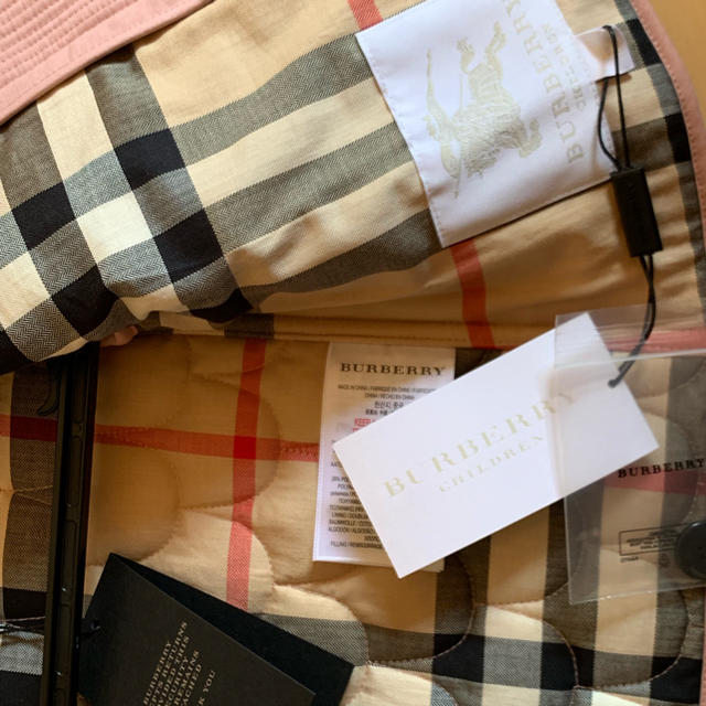 BURBERRY(バーバリー)のバーバリー キルティングジャケット 新品未使用品 キッズ/ベビー/マタニティのキッズ服女の子用(90cm~)(コート)の商品写真