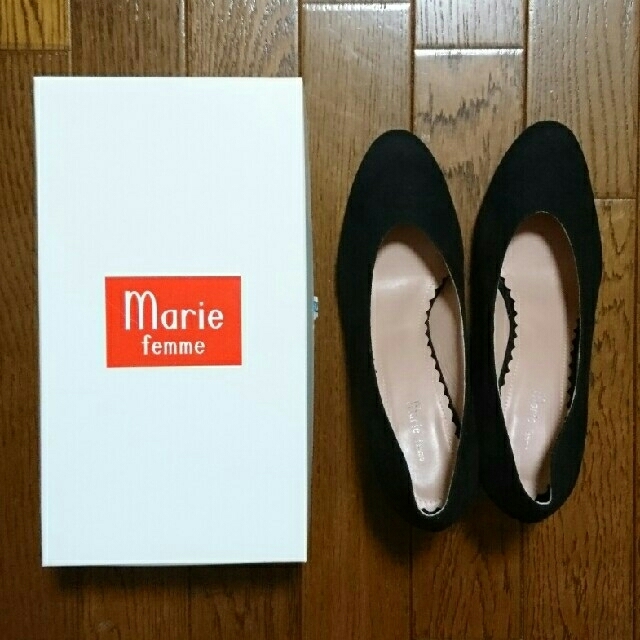 Marie femme(マリーファム)の【新品】Marie femme/ｽｴｰﾄﾞ黒ﾊﾟﾝﾌﾟｽ/ｸﾞﾘｯﾀｰﾋｰﾙ レディースの靴/シューズ(ハイヒール/パンプス)の商品写真