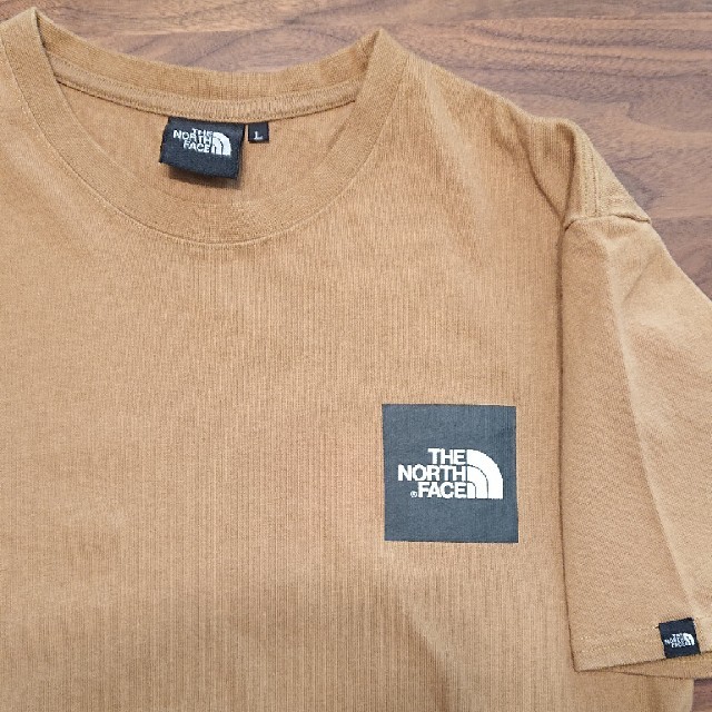 THE NORTH FACE(ザノースフェイス)の 新品ﾉｰｽﾌｪｲｽ ｽｸｴｱﾛｺﾞTｼｬﾂ BKﾌﾞﾘﾃｨｯｼｭｶｰｷ Ｌ メンズのトップス(Tシャツ/カットソー(半袖/袖なし))の商品写真