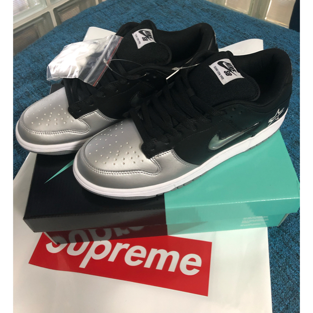 Supreme(シュプリーム)のSupreme/NIKE SB DUNK LOW BLACK NIKE 黒 メンズの靴/シューズ(スニーカー)の商品写真