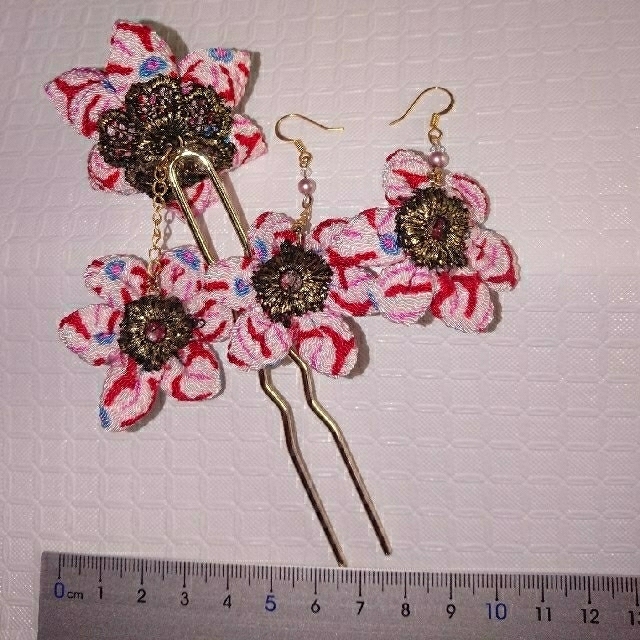 ちりめんつまみ細工のピアス&かんざし ハンドメイドのアクセサリー(その他)の商品写真