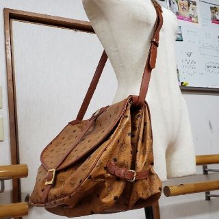 エムシーエム(MCM)のぶらんけっと様専用(正規品)M.C.M. ショルダーバッグソミュル型希なデザイン(ショルダーバッグ)