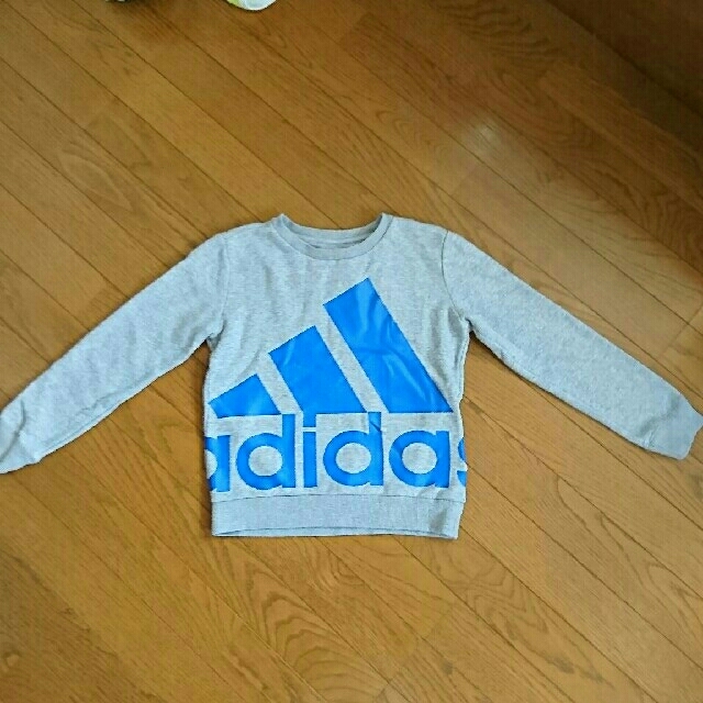 adidas(アディダス)のアディダス ボーイズ トレーナー サイズ130 キッズ/ベビー/マタニティのキッズ服男の子用(90cm~)(Tシャツ/カットソー)の商品写真