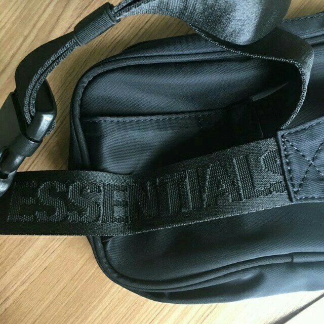 FEAR OF GOD - 人気品FOG ESSENTIALS Crossbody Bag ショルダーバッグの通販 by aki moto's