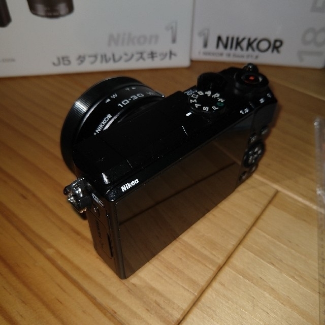 Nikon(ニコン)の
Nikon ミラーレス一眼 Nikon1 J5 ダブルレンズキット ブラック. スマホ/家電/カメラのカメラ(ミラーレス一眼)の商品写真