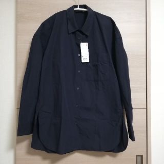 ユニクロ(UNIQLO)の新品タグつき♪　ユニクロ　コットン　シャツ　ネイビー(シャツ/ブラウス(長袖/七分))