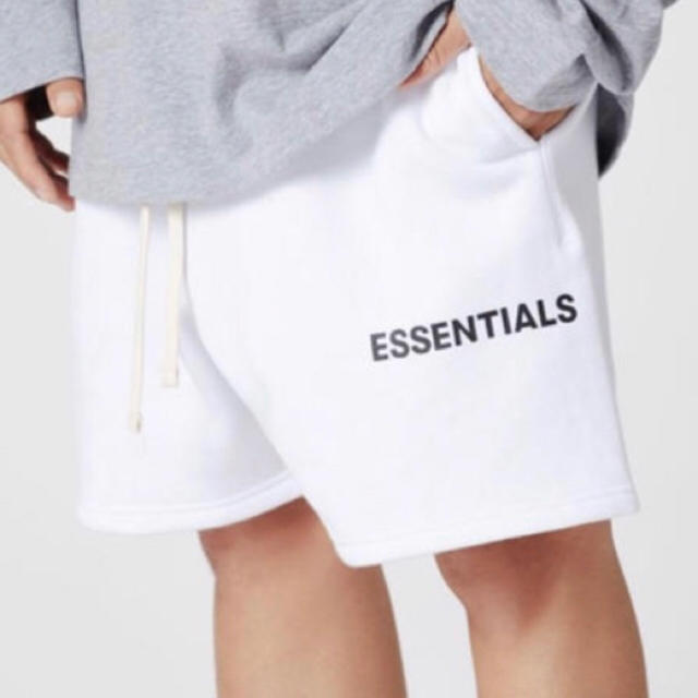 FOG ESSENTIALS Boxy Logo Shorts | www.carmenundmelanie.at