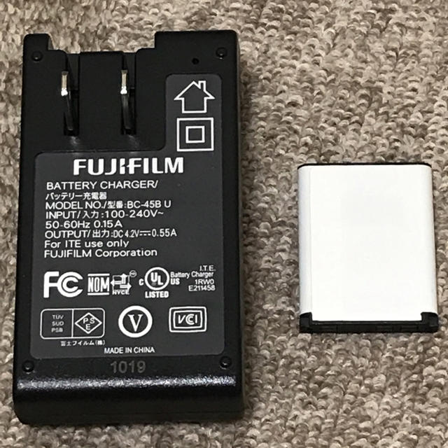 富士フイルム(フジフイルム)のFUJIFILMの充電器 スマホ/家電/カメラのスマートフォン/携帯電話(バッテリー/充電器)の商品写真