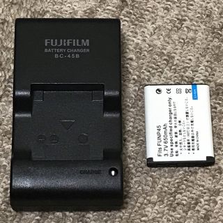 フジフイルム(富士フイルム)のFUJIFILMの充電器(バッテリー/充電器)