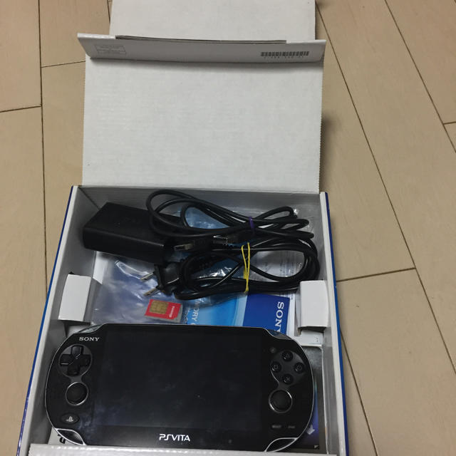 PlayStation Vita(プレイステーションヴィータ)のPlayStation Vita  3G Wi-Fiモデル クリスタル ブラック エンタメ/ホビーのゲームソフト/ゲーム機本体(携帯用ゲーム機本体)の商品写真