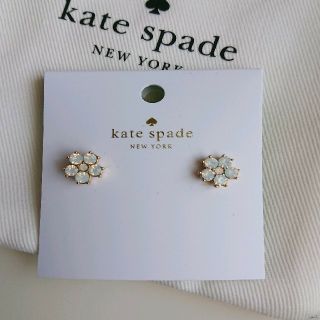 ケイトスペードニューヨーク(kate spade new york)の【新品】ケイト・スペード ピアス 花 + 紙袋1枚(ピアス)