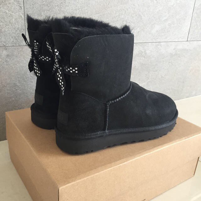 【新品】 UGG  リボン付き ブーツ ミニ ブラック  正規品  24cm