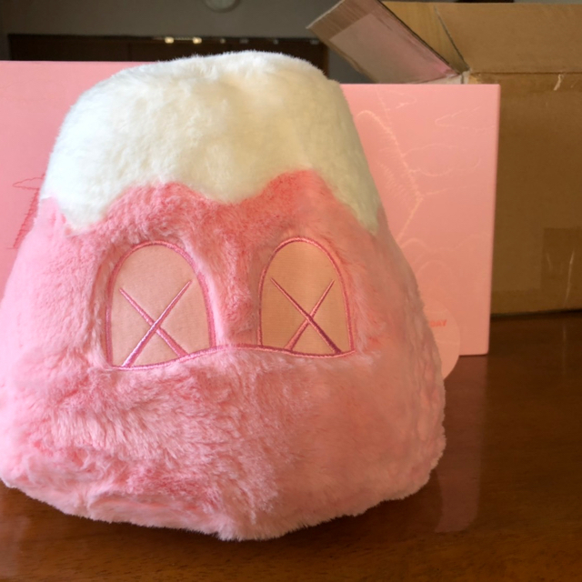 kaws Holiday Japan ピンク カウズ ぬいぐるみ kaws Holiday Japan ピンク カウズ ぬいぐるみ