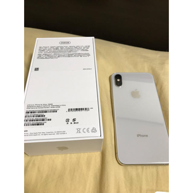 美品 iPhone Xs シルバー 256GB simフリー、純正レザーケース付