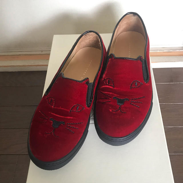 Charlotte Olympia(シャルロットオリンピア)のシャルロット・オリンピア キャットスニーカー ベルベット 赤 35 レディースの靴/シューズ(スニーカー)の商品写真