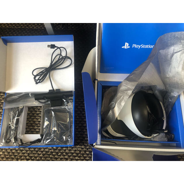 PlayStation VR(プレイステーションヴィーアール)のPlayStation VR 本体 Camera同梱版 ソフト付き 値下げ中！ エンタメ/ホビーのゲームソフト/ゲーム機本体(家庭用ゲーム機本体)の商品写真